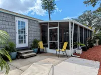 Tropical Privacy, Full Kitchen, Screened Lanai, Covered Parking, Fenced Yard - Wifi