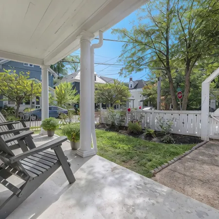 Corner House - Cozy Five Star 2 Bedroom Suite. Downtown and Stadium. Parking!