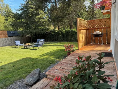 Charming Tiny House with Hot Tub and big fenced yard! Private location! - 4-Star
