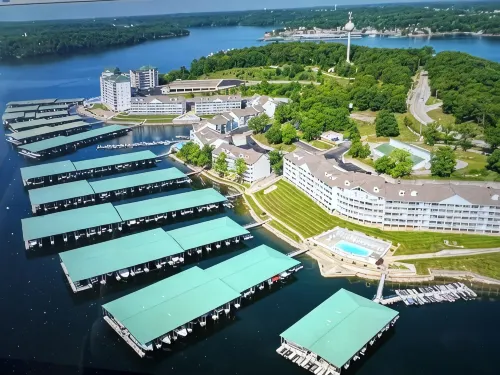 Beautiful lake front condo in perfect location by land and water.  Boat Slip. - 4-stjärniga