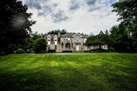 Gorgeous Chateau/House on 1.5 acres - in Annandale Center/ mins to Washington DC - Wifi
