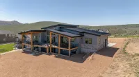 LAKE EFFECT LODGE, Full Ideal Beach Access: Pool~Hot Tub~Mini Golf~Sports~Games - Wi-Fi