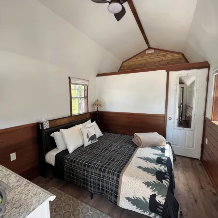 Casita 2, Tiny Home in Wood Area, 1 Mile From Glacier Entrance- 2 Guests