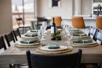 Gorgeous Retreat with Mountain Views, Open Living, Game Room, Hot Tub - 4성급