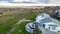 Two Adjacent Farmhouses on 4 acres. Sleeps up to 20. Pet Friendly - ห้องครัว