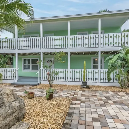 Cozy 2nd floor, steps to beach, right off A1A Beach!