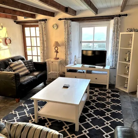 Seaweed Cottage in Fowey overlooking the beach with a garden and a parking space