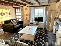 Seaweed Cottage in Fowey overlooking the beach with a garden and a parking space - Boutique