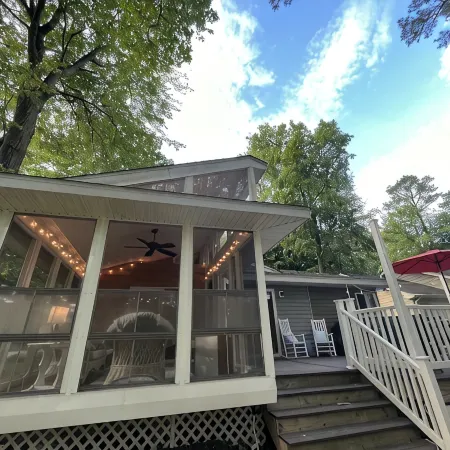 Cozy, Bright Beach Retreat In The Woods (Great for Pets & Kids