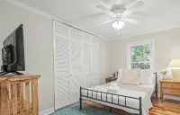 10 min to Parris Island - Pet friendly Retreat w/ Yard & 1-1 Guest House - Pools