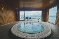 Holly Tree Hotel, Swimming Pool & Hot Tub - parking
