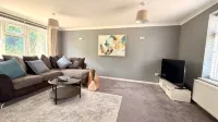 Duxford Spacious 4BR Home near IWM Duxford Aviation - Pensionaatit
