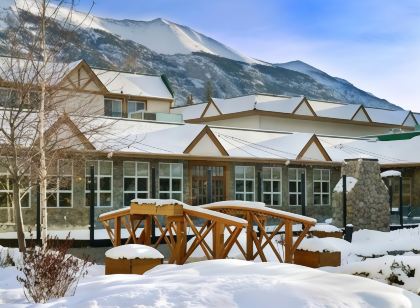 Coast Canmore Hotel & Conference Centre