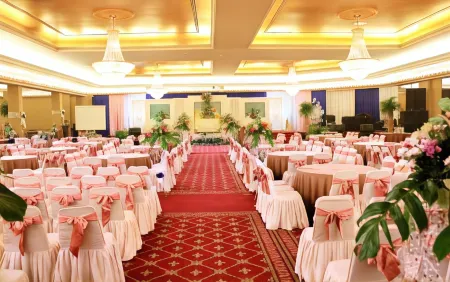 Danau Toba Hotel International Отели рядом со станцией Medan Train Station