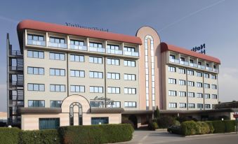 "a large hotel with a red roof and the name "" maritim hotel "" on top of it" at B&B Hotel Bologna