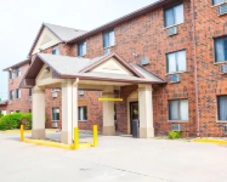 Quality Inn & Suites Ankeny-Des Moines - parking