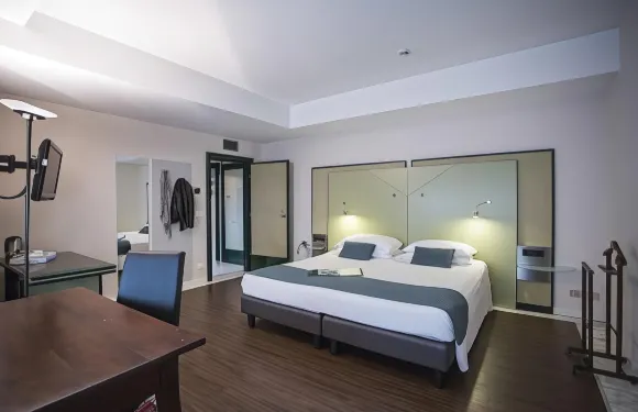 布里科斯里昂酒店