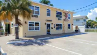 Flamingo Inn Hotels near Leanis