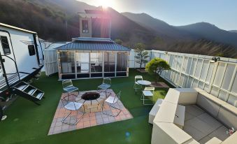 Jeongseon Dewey Tree Pension & Caravan Garden