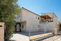 Sunshine Holiday Home