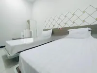 Almeira Homestay Syariah Near Makam Sunan Ampel Mitra RedDoorz Hotels in Semampir