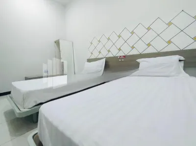 Almeira Homestay Syariah Near RS Islam Al-Irsyad Mitra Reddoorz Hotel di Simolawang