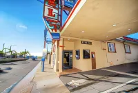 Geneva Motel - parking