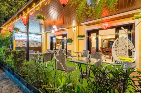 Golden River Hotel Отели рядом с достопримечательностью «Old House of Tan Ky»