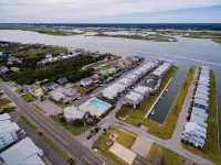 Oceanfront Condo Queen’s Grant - WiFi, Pool, Boat Ramp & Dock