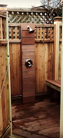 3 bedroom 2 1/2 bath house 1 1/2 Blocks From Main Street, one block from harbor. Отели рядом с достопримечательностью «Greater Light»