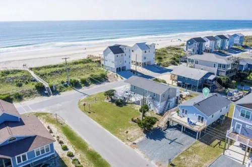 Steps to the Beach. Canal Front with New Dock. Clean, Cozy Getaway.