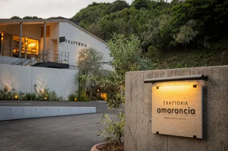 Amarancia Cottage Hugging Nature House