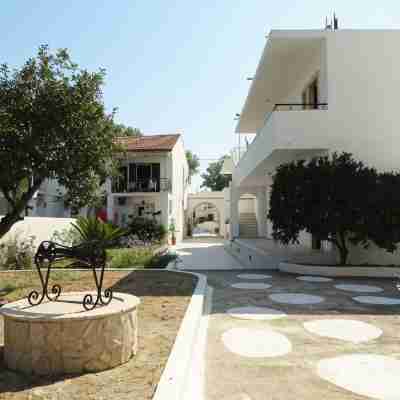 Oasis Beach Club Hotel Exterior