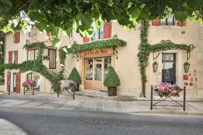 Le Clos du Buis Hôtels à proximité de : L'enclos Des Bories