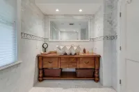 5 Bdrm BEACHFRONT 30% off >7days Quiet Safe Centre Island Sunsets