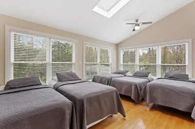Lake Michigan Beach Is Across Street, 6 Person Hot Tub, Fire Pit, New Bathrooms