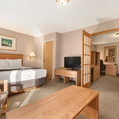 Days Inn & Suites by Wyndham Thunder Bay Hotels near Amethyst Mine Panorama