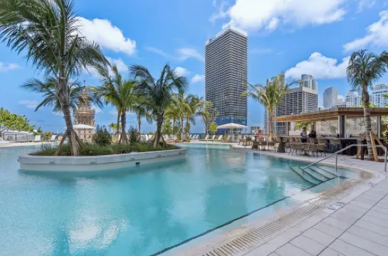 市中心帶部分海景的時尚公寓