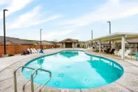 A Vacation Vista Home - مسبح