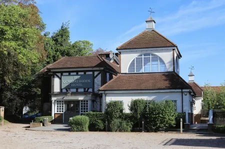 The Conningbrook Hotel Отели рядом с достопримечательностью «St Peter & St Paul Church»