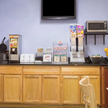 Super 8 by Wyndham Warner Robins