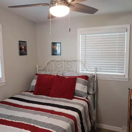 Cozy Canal Cottage waterfront, nature experience. 15 minutes to the beaches.