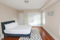 Modern Kitchen and Spacious Living Room - Stunning Getaway 몰든 카톨릭 하이 스쿨 주변 호텔