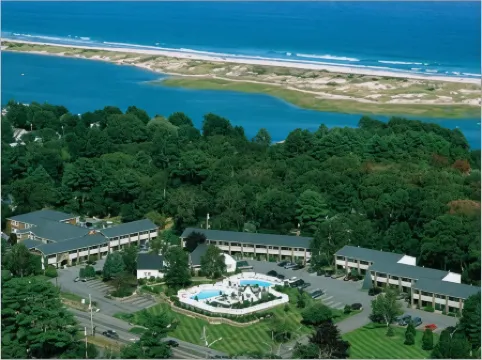 Juniper Hill Inn Отели рядом с достопримечательностью «Оганкит Бич»