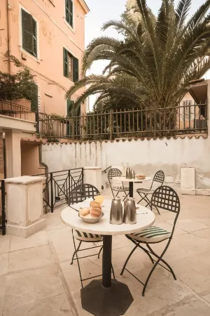 Hotel Donatello Отели рядом с достопримечательностью «Archaeological Area of Santa Croce in Jerusalem»