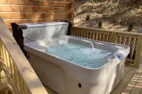 Cozy Cabin with Hot Tub and Fire Pit - Charming Woodland Retreat Hotels in Patoka Township