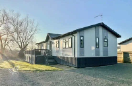 Lodge with stunning countryside views - meters from the banks of the River Avon.