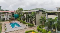 Alaya Stays Imperial Calista 4-BHK with Common Pool & Garden Near Karla Cavs and Bhushi DAM - Biệt thự