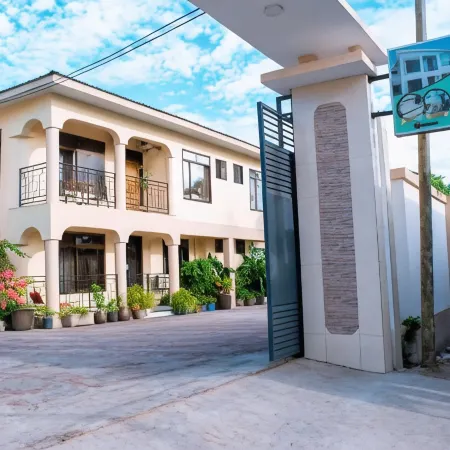 MARK- A GARDEN HOTEL Kawe Отели рядом с достопримечательностью «Dar Es Salaam War Cemetery»
