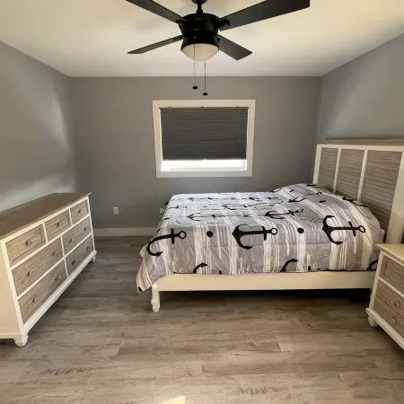 THE BEACH IS CALLING !!  2-bedroom house in Venice with AC, WiFi.